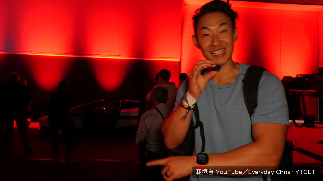 Chris 擠進車內喊自己太大隻