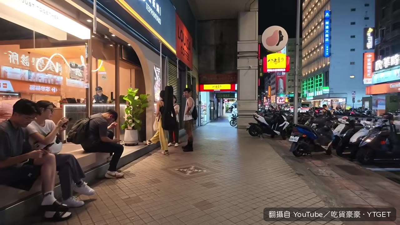 平日晚上8點多,店外滿滿排隊人潮