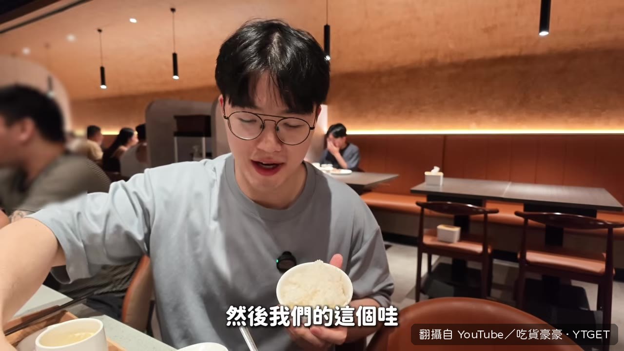 加量雞腿排煎得焦脆，豪豪選了加肉50%