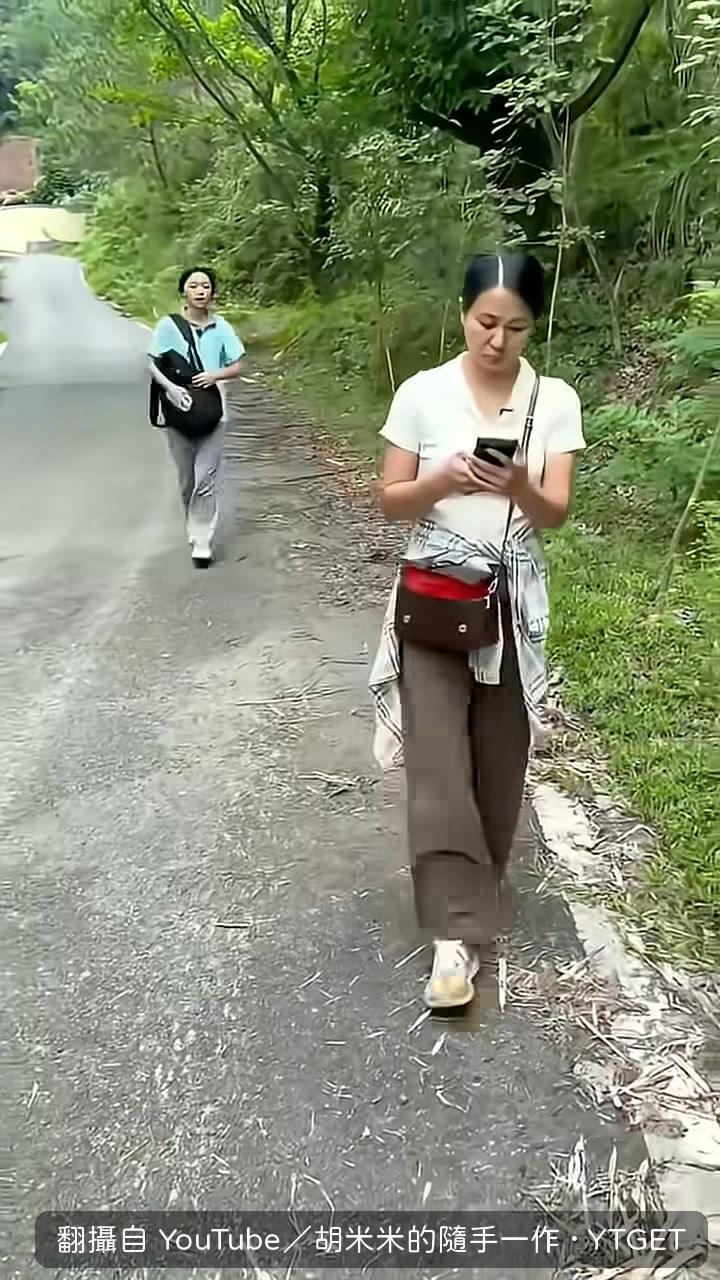 小女孩攔住阿姨問錢