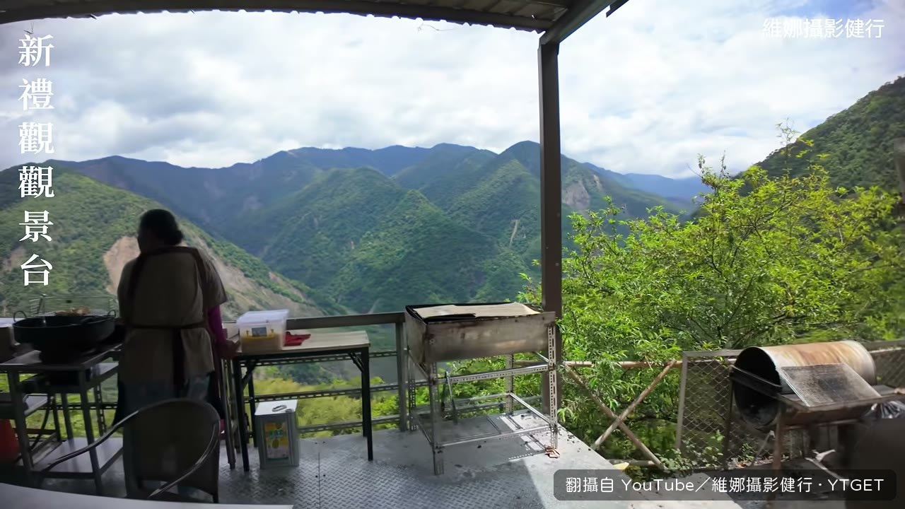 在梅山休息站吃臭豆腐配山景