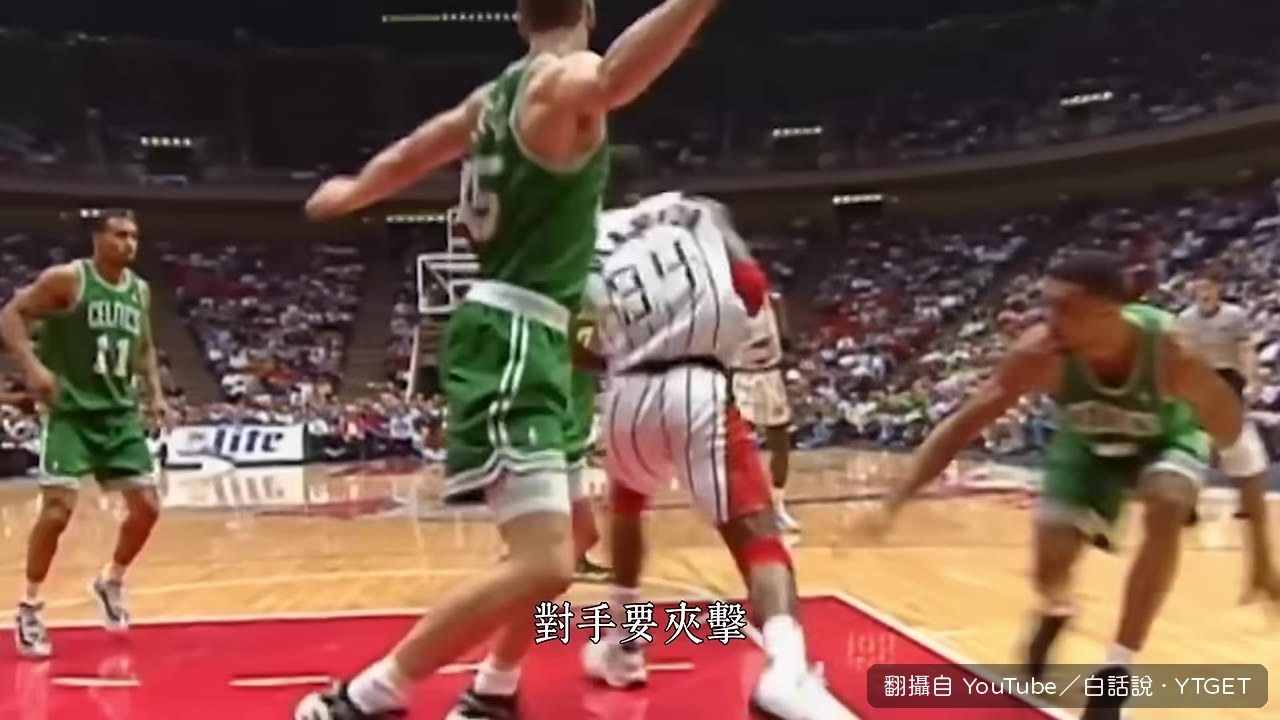 尤拉朱萬把球分出去，外線得到空位