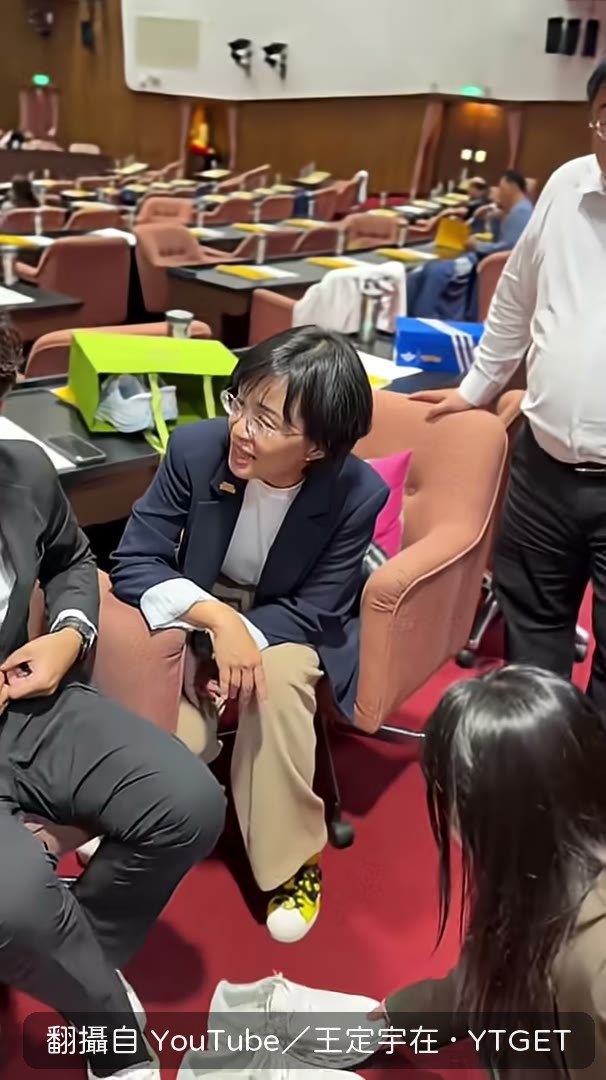 蔡易餘當場蹲下去試鞋