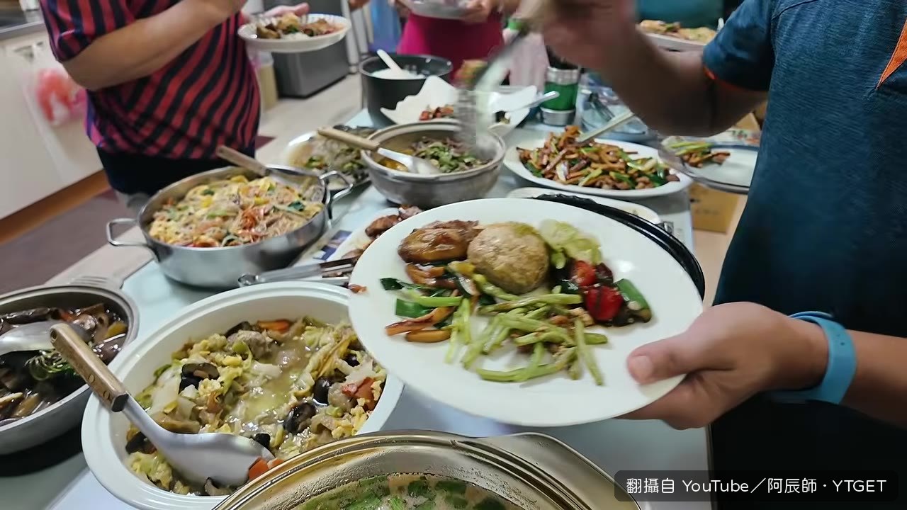 外國友人對滿桌菜讚不絕口