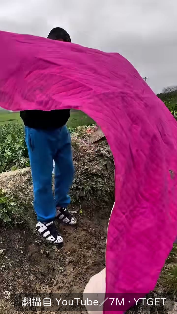 7M 蹲在泥邊安撫受困的狗