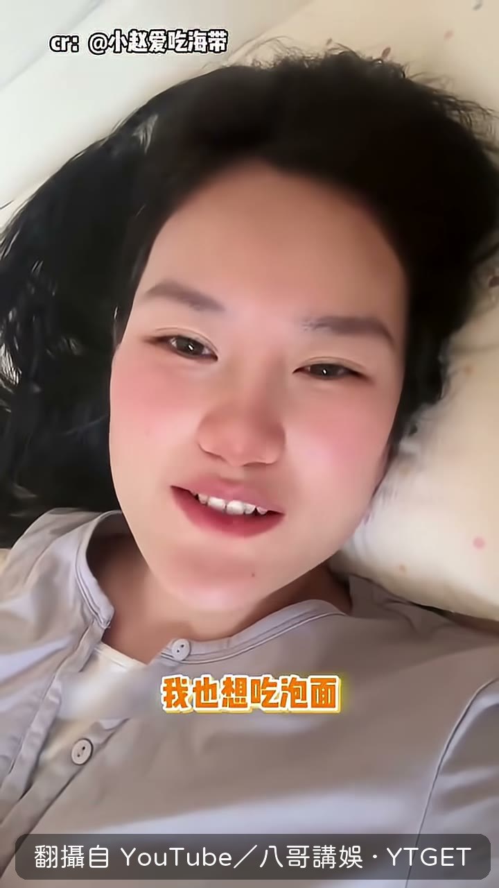 帽子叔叔拿熱水壺泡麵給小孩