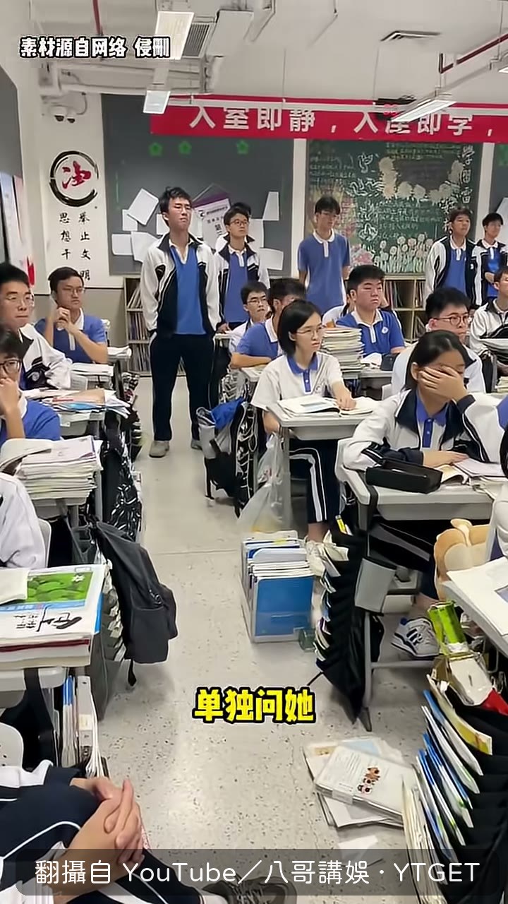 警察蹲下來單獨問小孩
