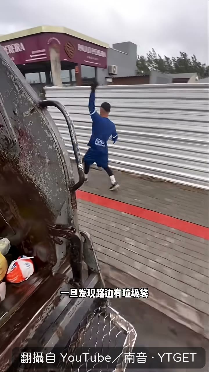 收集員跳下車跑向垃圾袋
