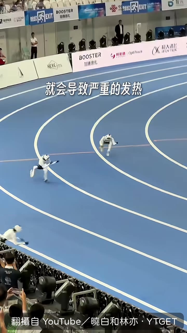 工程師拿吹風機幫機器人散熱