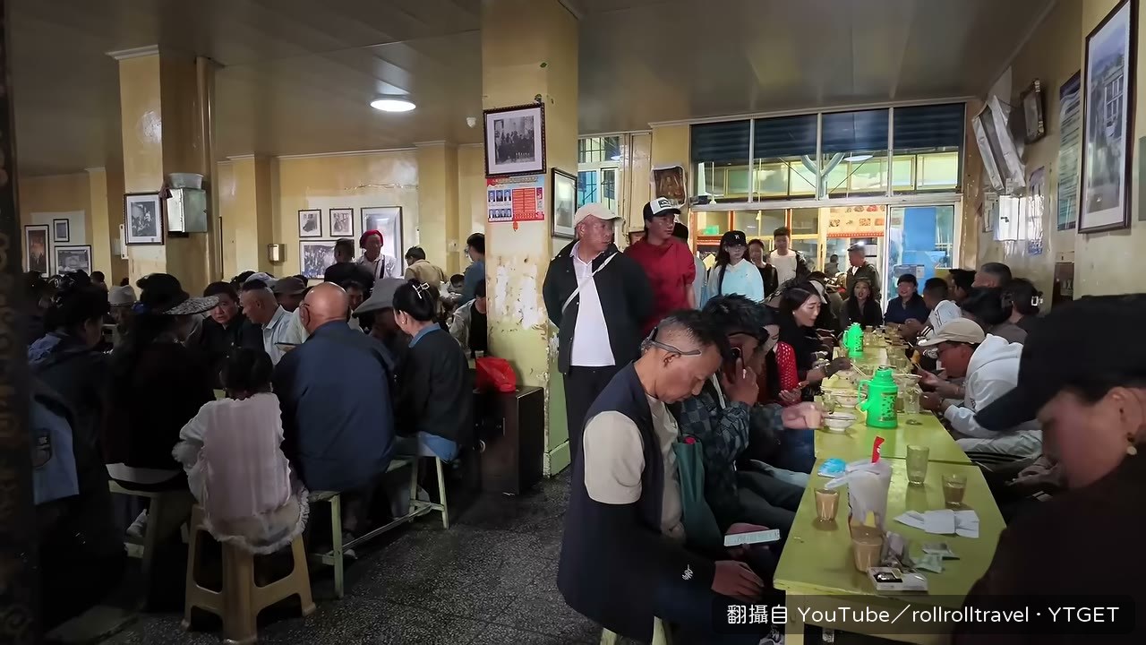 走進百年甜茶館，全是當地人的小木凳