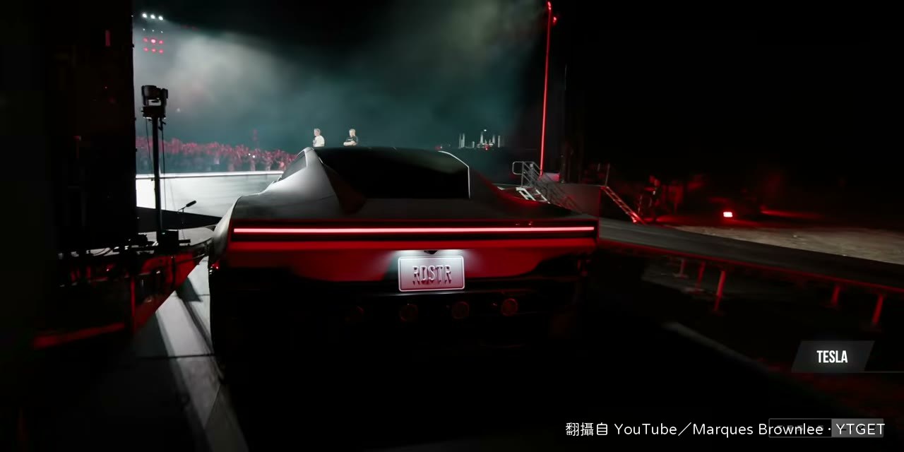 車尾的尾燈條與排氣管造型