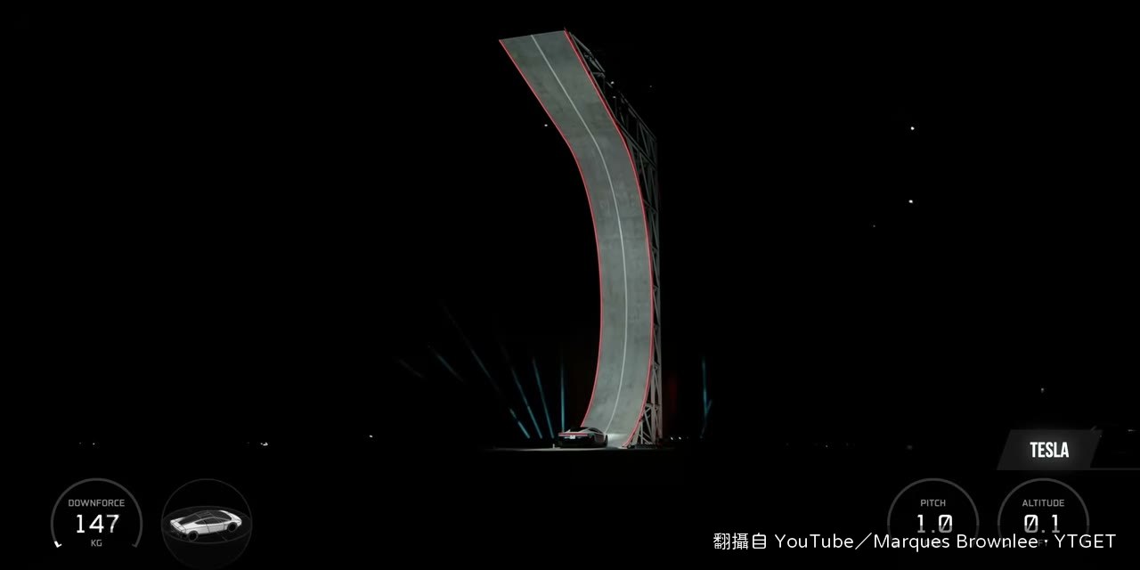 車子貼在牆上,離地六十英尺