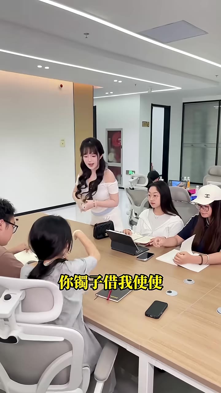 大裝貨來了,靖靖眼神死