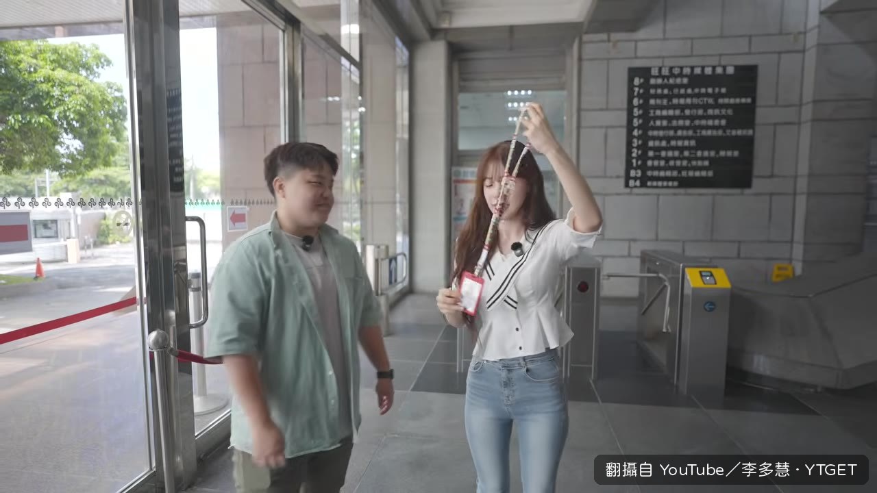 戴上記者證準備上班