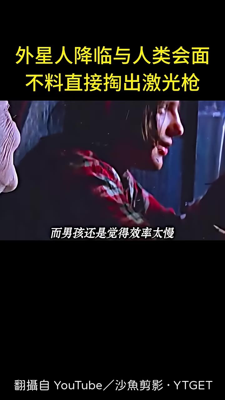 男孩在廣播站放音樂