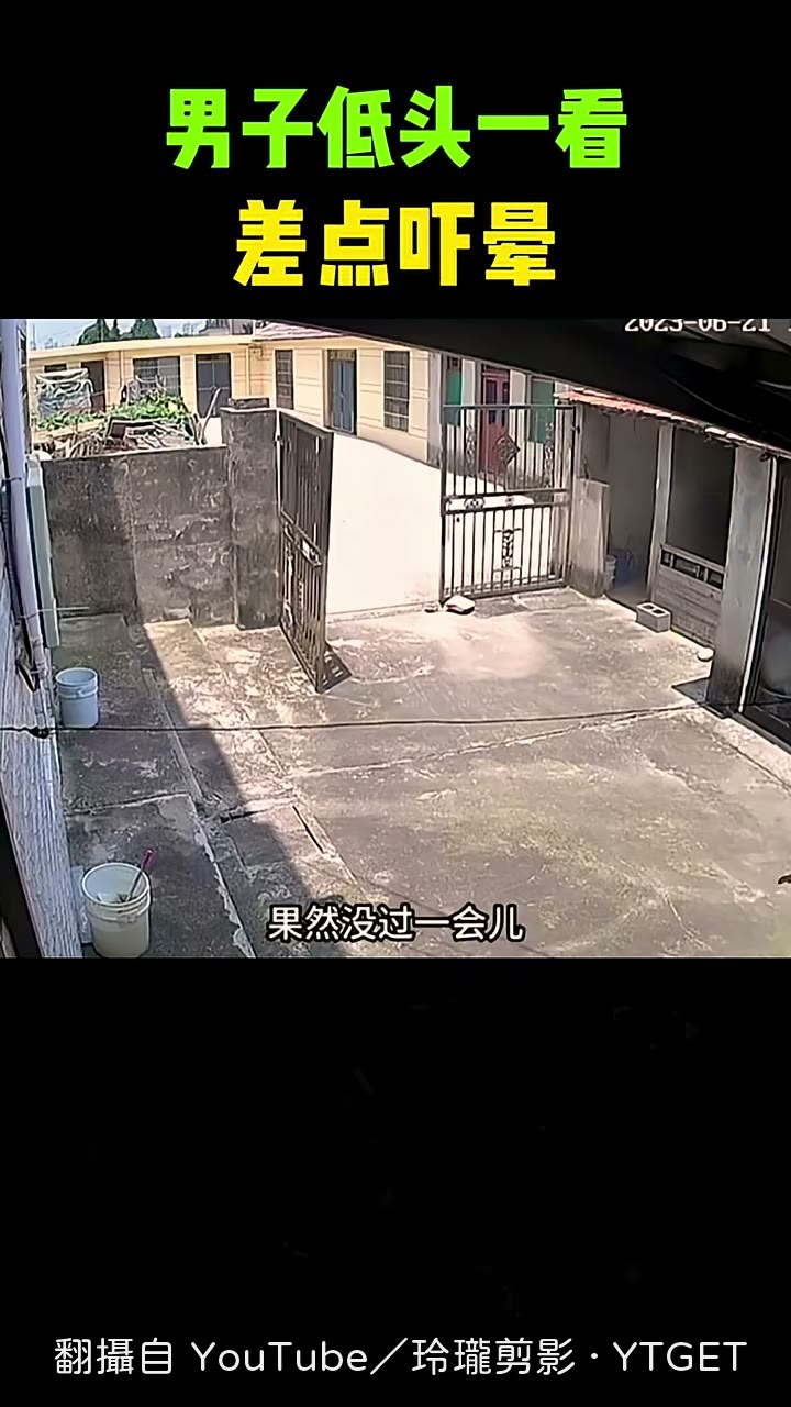 男子邊跑邊掉鞋衝向大門