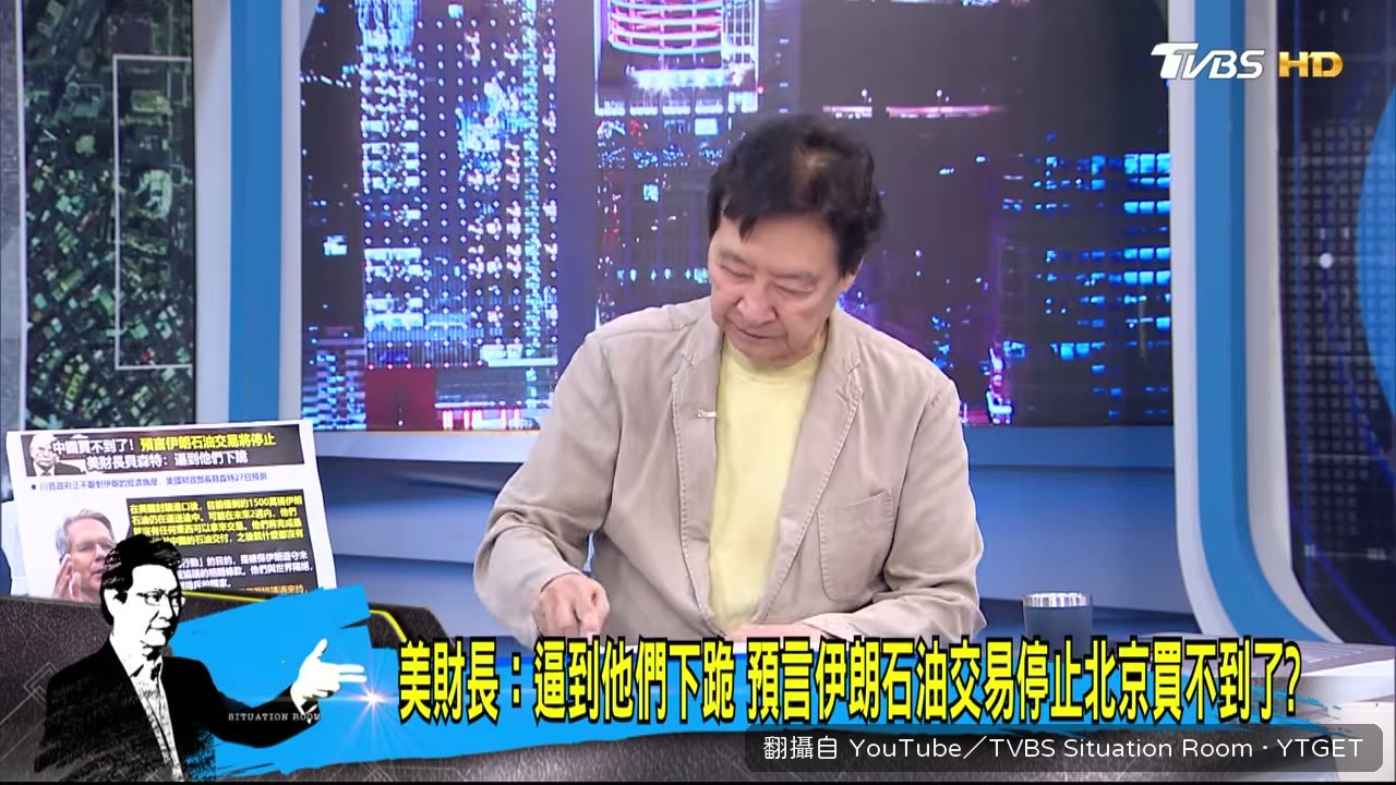 拆彈機器人緩緩靠近廂型車
