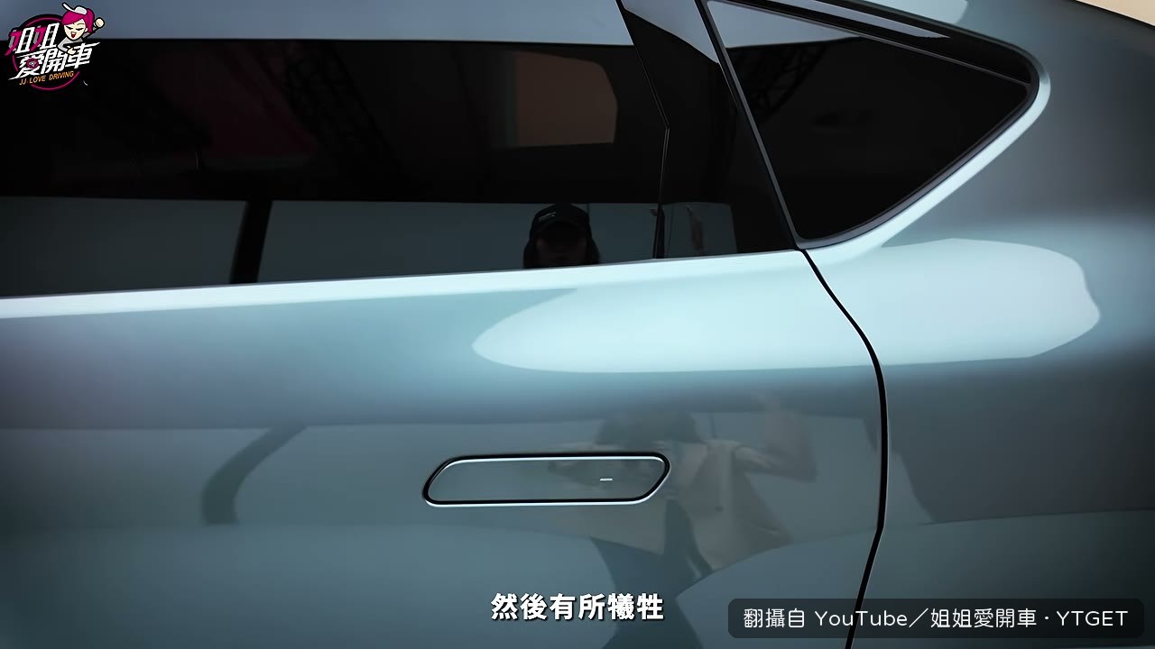後座頭部空間實測,兩個拳頭