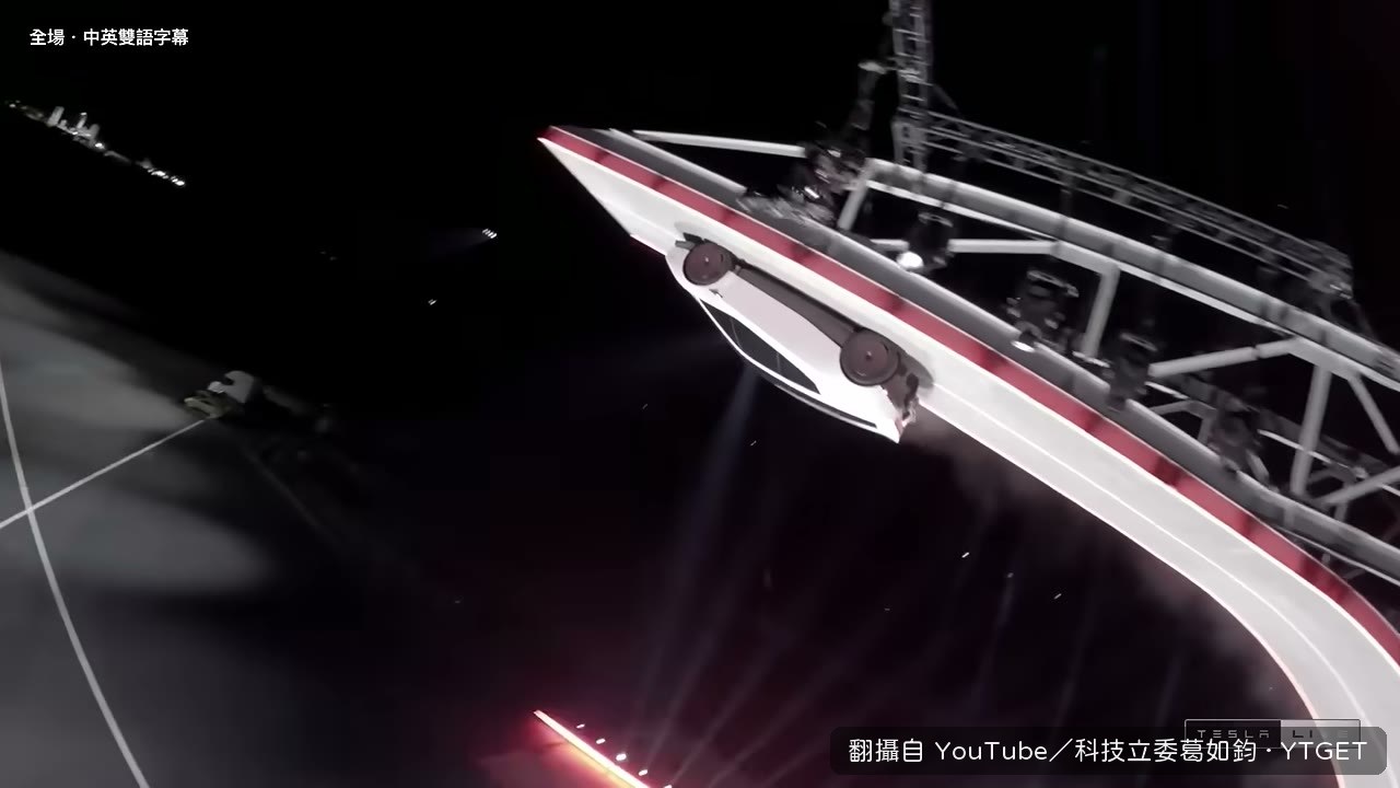 車子爬上彎牆，幾乎倒過來