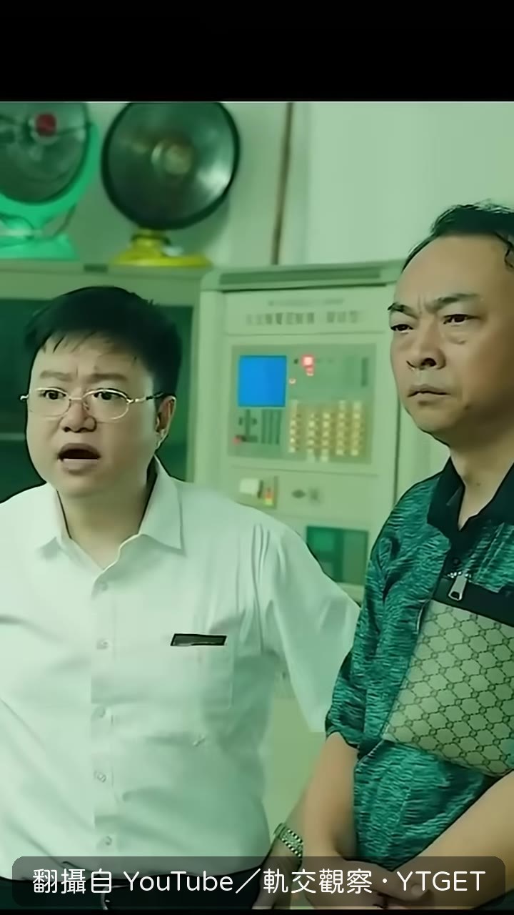 巨大榕樹在濃霧中緩慢向前滑行