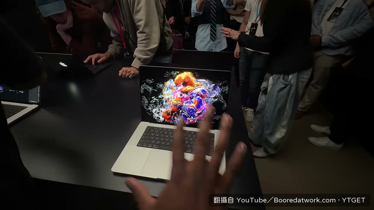 ProLED XDR 螢幕亮起，色彩很飽和