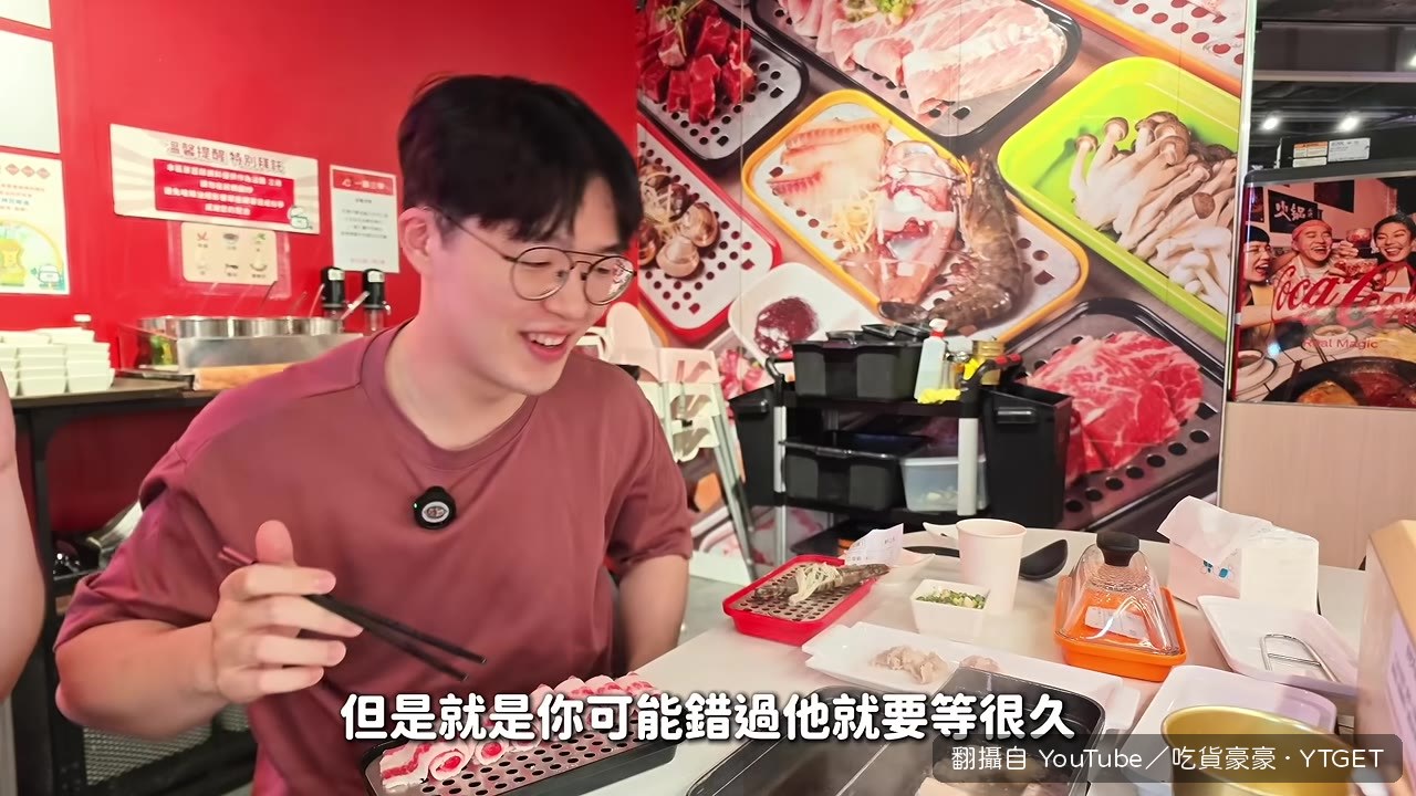 肉片在鐵板上煎，旁邊是火鍋和蒸籠