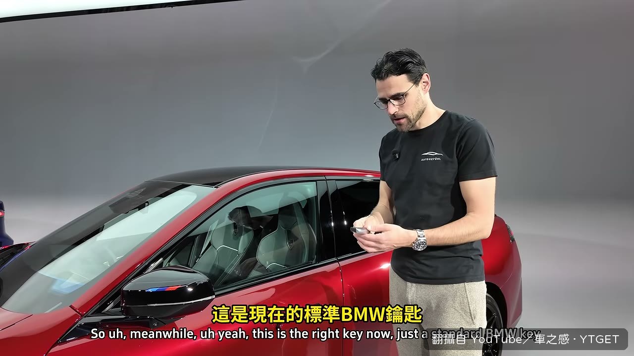 車之感拿著手機示範數位鑰匙
