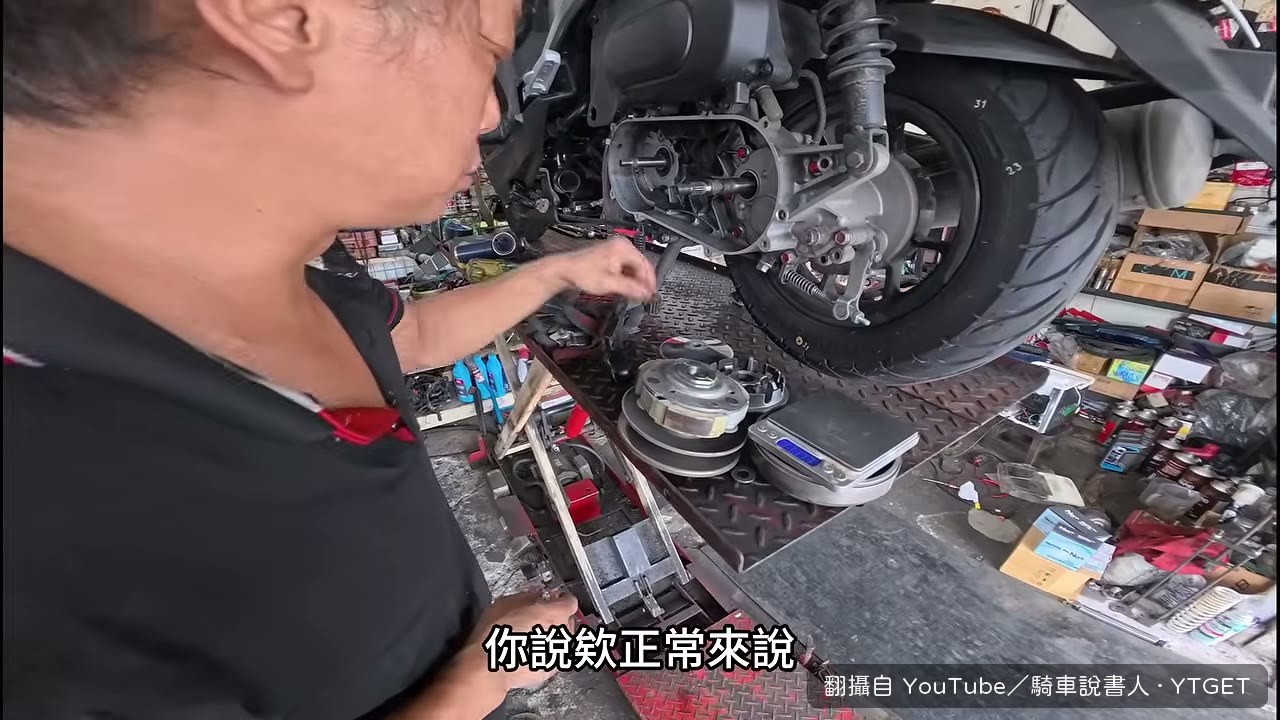 師傅逐項檢查傳動零件