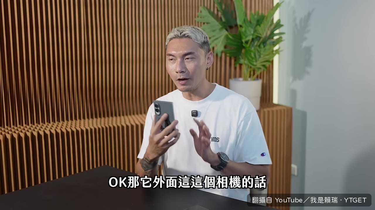賴瑞示範用外螢幕鏡頭自拍