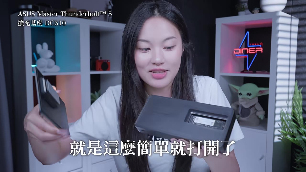 磁吸上蓋打開,裡面裝著 1TB SSD