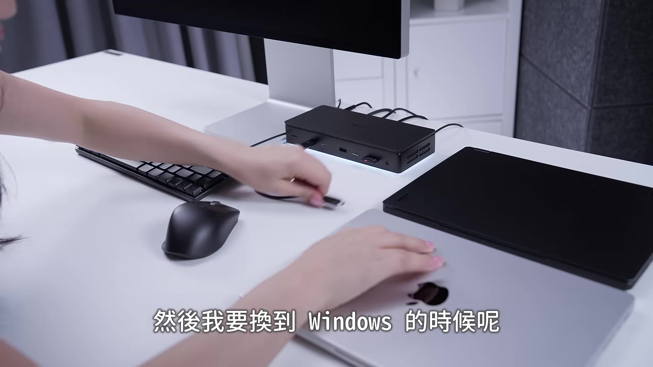 把線從 MacBook 拔起,準備插到 Windows 筆電
