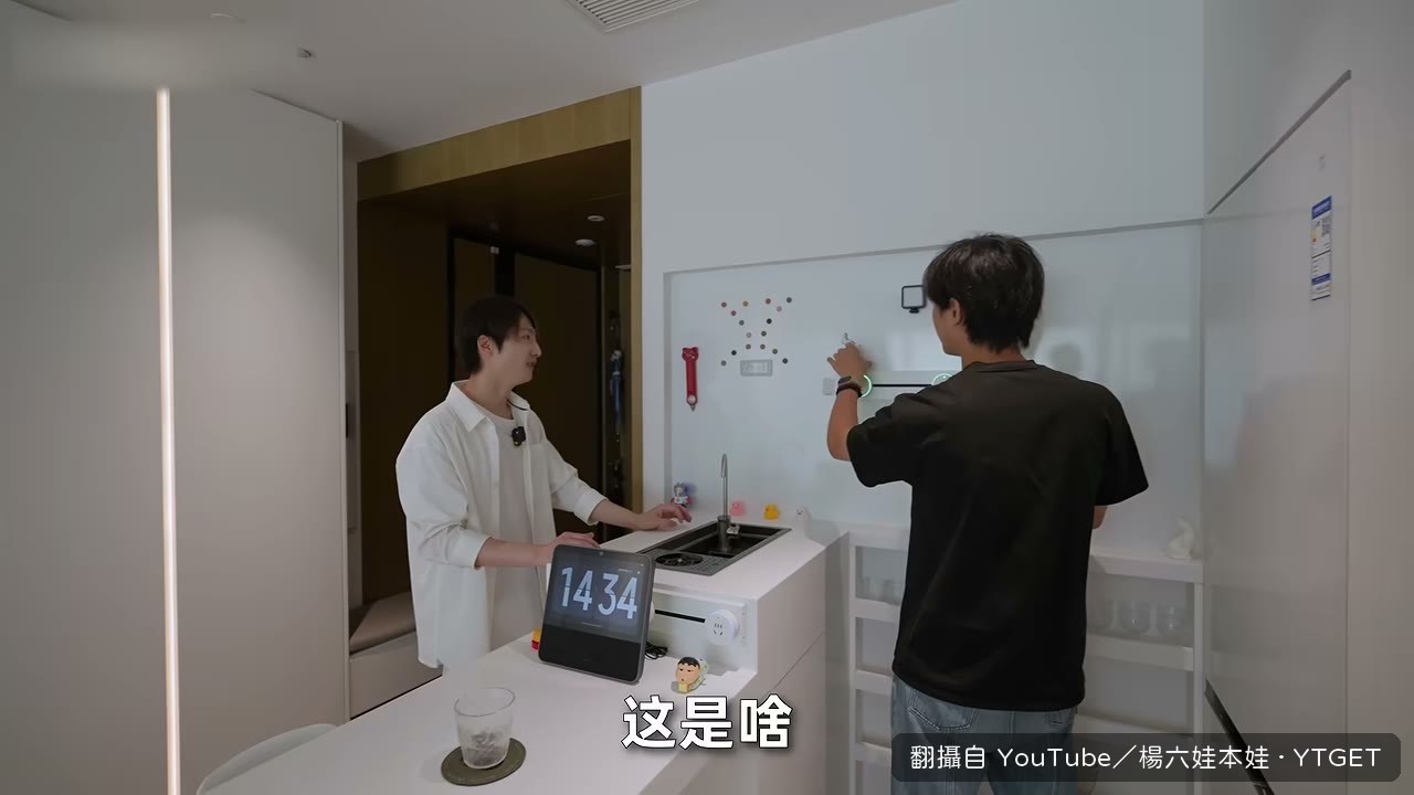 人在傳感器示範走到哪亮到哪