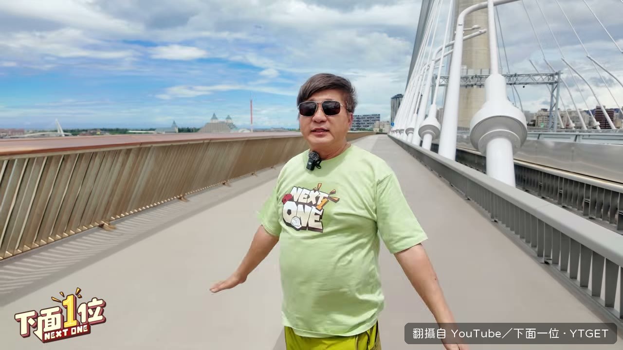 站在橋上介紹淡江大橋規格