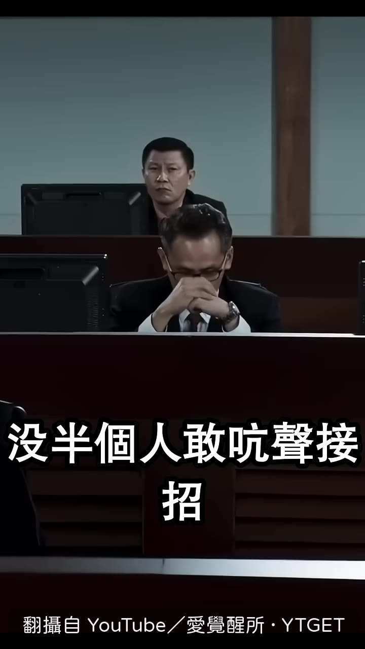 穿深藍制服的陳宇謙走進會議室