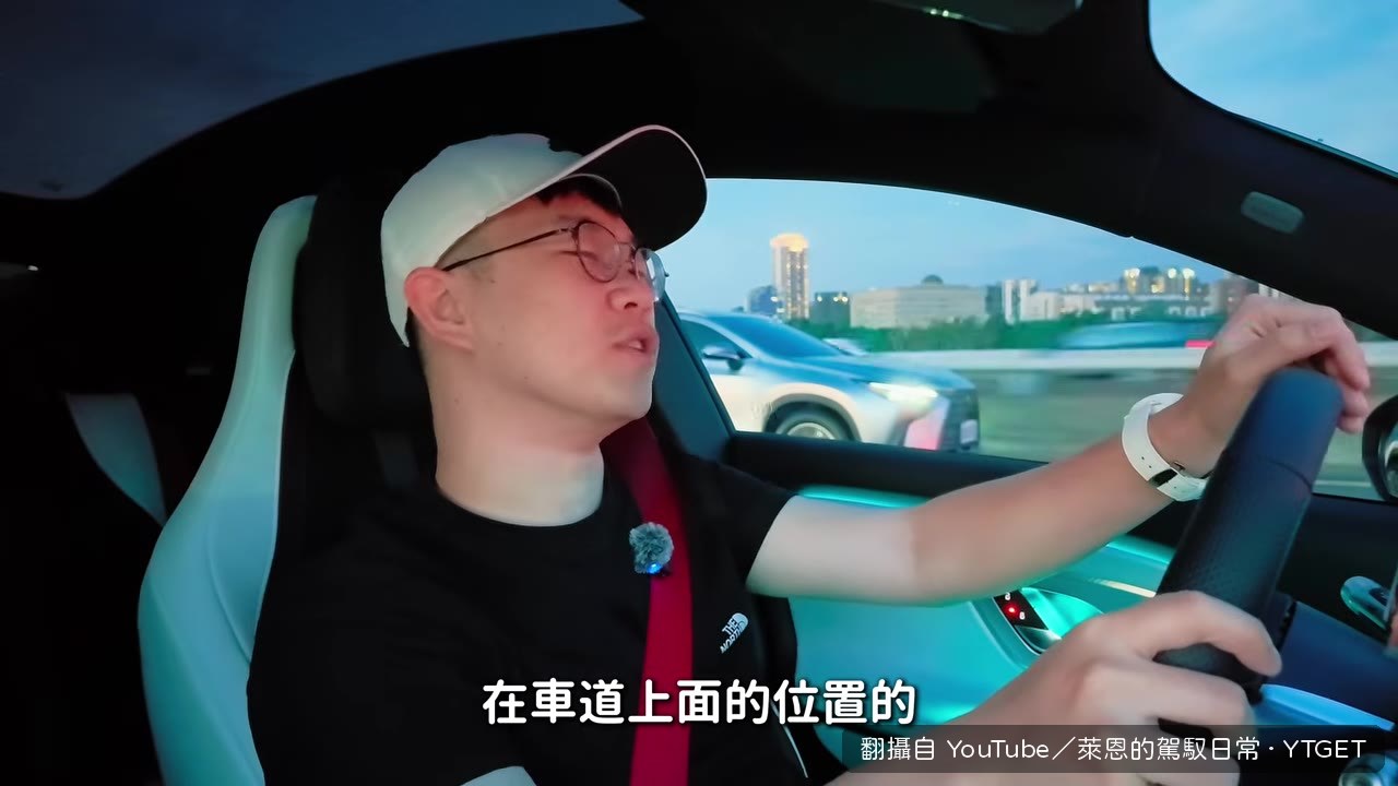高速公路上，CLA允許駕駛微調車道位置
