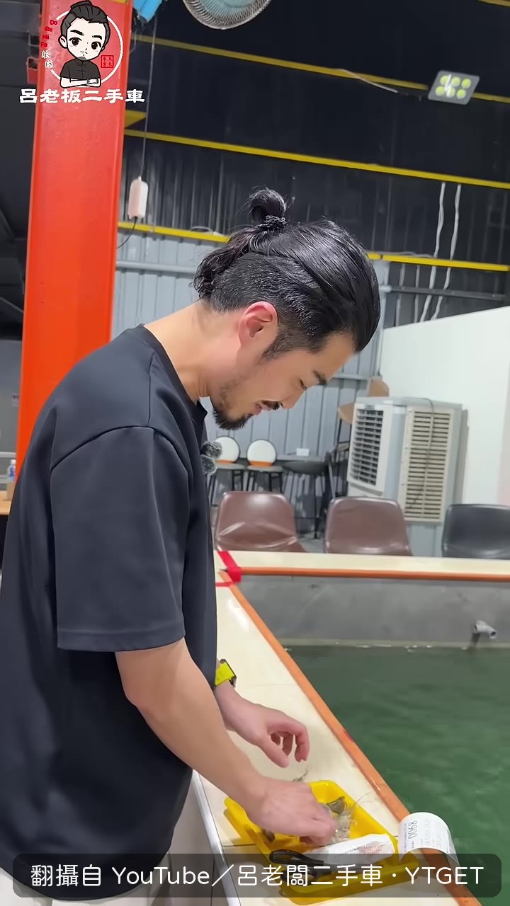 灑餌聚集魚群