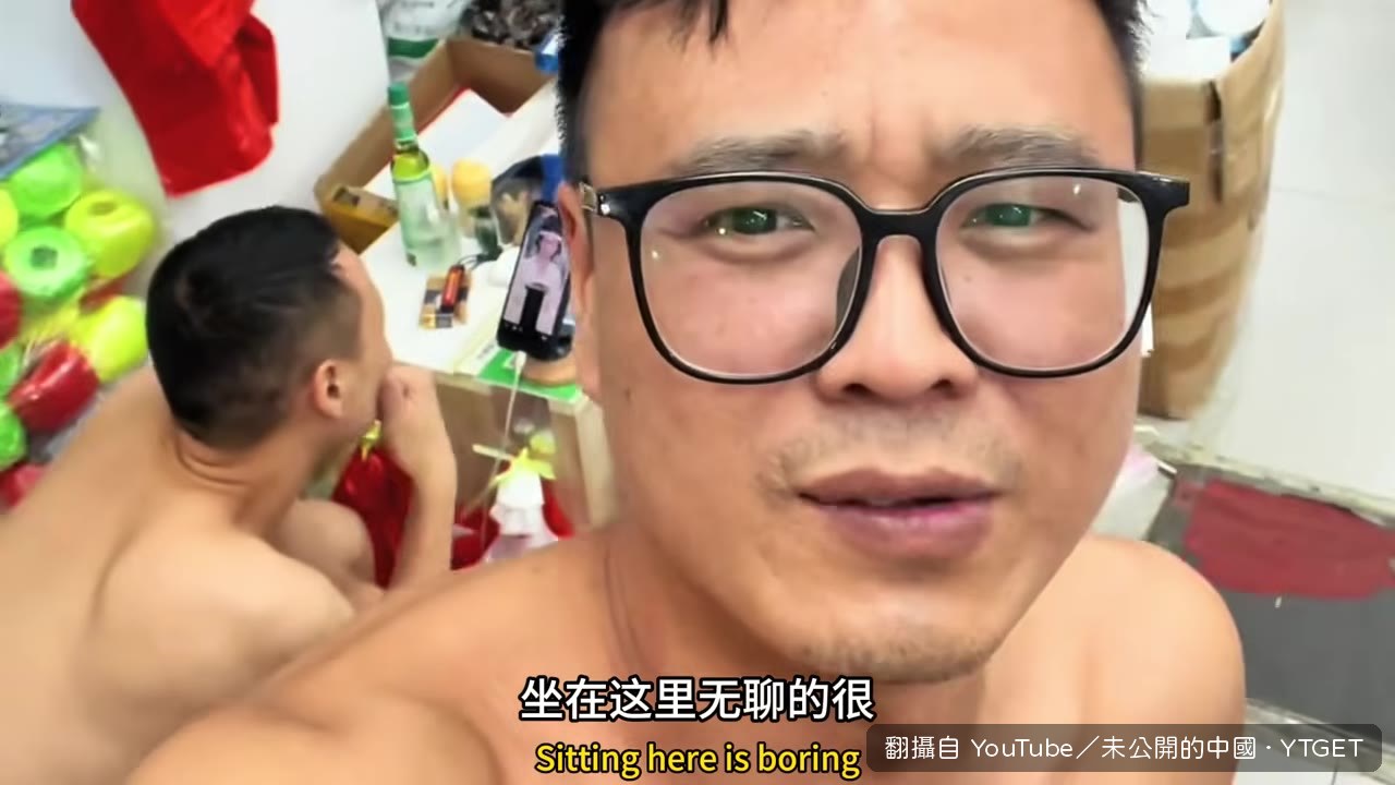 老闆坐在店裡無聊到刷影片