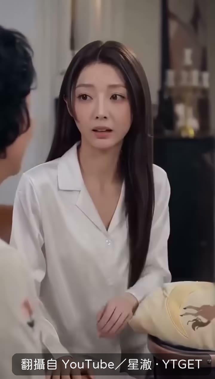 婆婆端著雞湯進房間