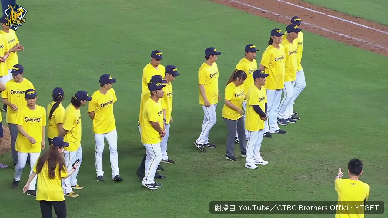 平野用日文向全場致詞