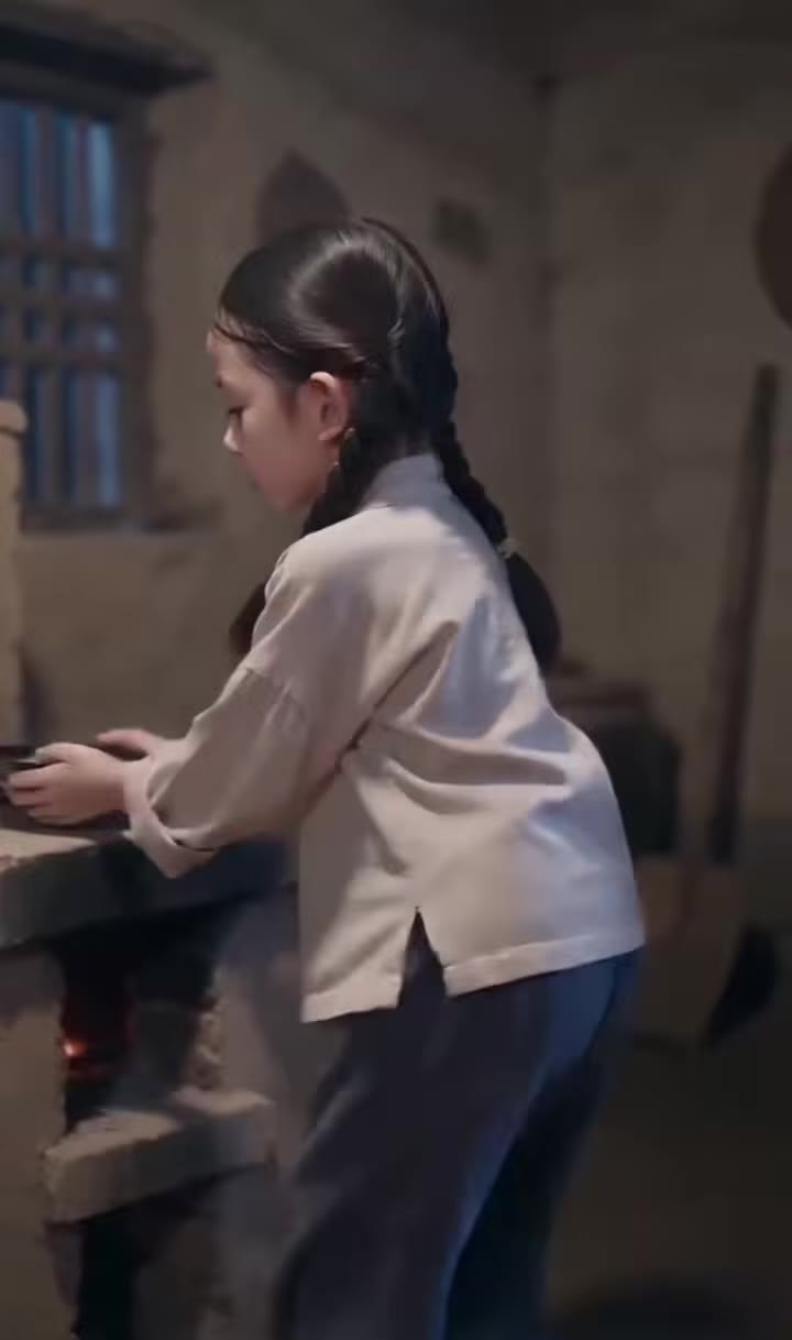 少年端粥給老婆婆