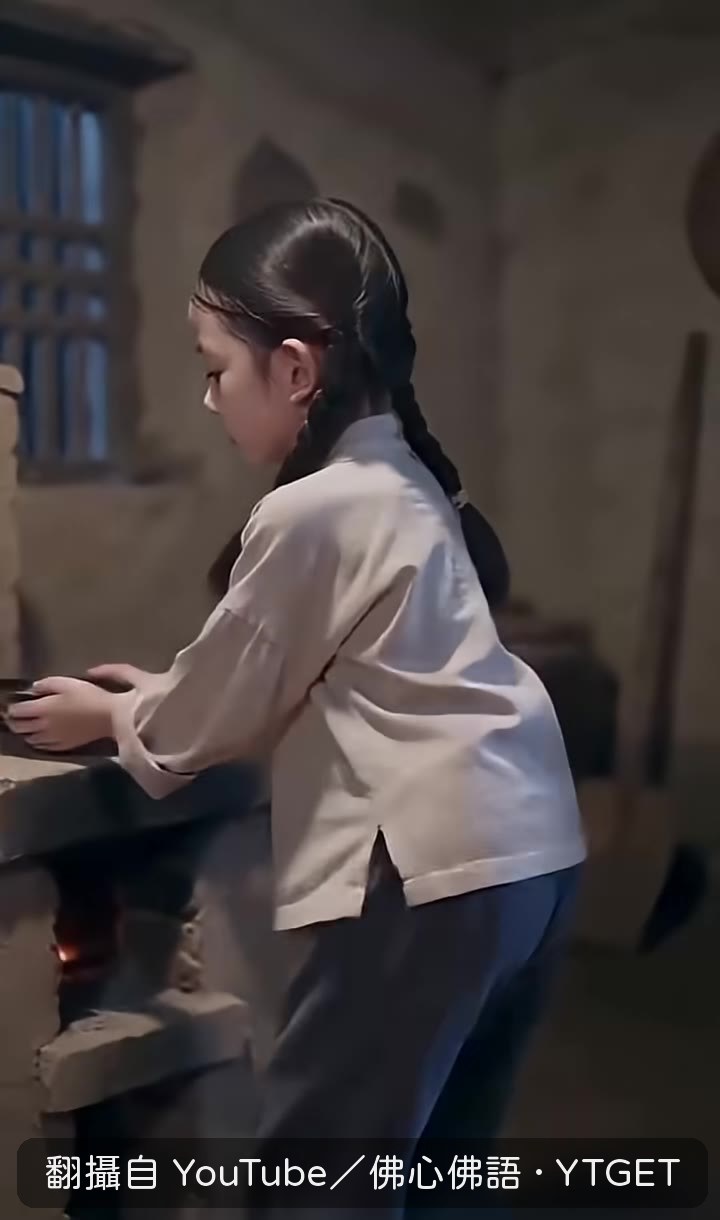 少年端粥給老婆婆