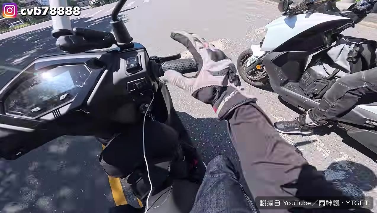 示範拉桿手煞車功能
