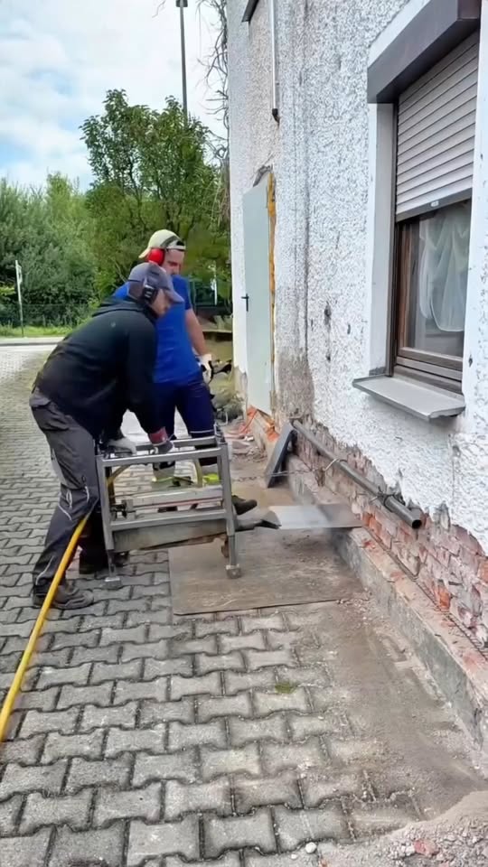 鋼板切開磚房底部阻斷毛細吸水，兩分半看懂老屋防潮工法
