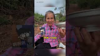 大姨路邊吃粥被大叔打招呼,五秒鐘腦補全村議論內耗全紀錄
